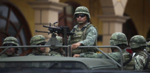 Soldados mexicanos patrullando las calles de México